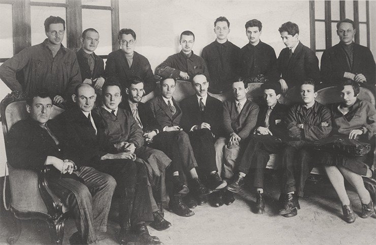Лаборатория Семенова в ИХФ (1930-е годы). Нижний ряд (слева направо): третий – Н. М. Эмануэль, пятый – В. Н. Кондратьев, шестой – Н. Н. Семенов, седьмой – Ю. Б. Харитон. Верхний ряд (слева направо): второй – А. А. Ковальский, пятый – П. Садовников (талантливый физик, единственный из лаборатории погибший на фронте) Лаборатория Семенова в ИХФ (1930-е годы). Нижний ряд (слева направо): третий – Н. М. Эмануэль, пятый – В. Н. Кондратьев, шестой – Н. Н. Семенов, седьмой – Ю. Б. Харитон. Верхний ряд (слева направо): второй – А. А. Ковальский, пятый – П. Садовников (талантливый физик, единственный из лаборатории погибший на фронте)