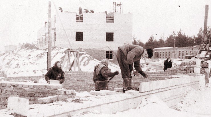 Бригада «тюменцев» на строительстве школы № 25. Декабрь 1958 г. Бригада «тюменцев» на строительстве школы № 25. Декабрь 1958 г.