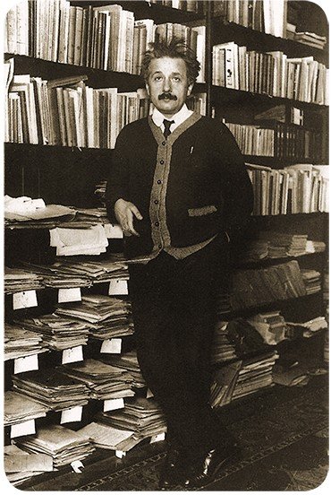 Альберт Эйнштейн (1879—1955), снимок 1920 г. Тремя годами ранее он выдвинул идею всеобщего космического отталкивания. Эйнштейн показал, что наряду со всемирным тяготением – взаимным притяжением тел – в природе может, в принципе, существовать и всемирное антитяготение, которое стремится заставить все тела двигаться прочь друг от друга. Антитяготение было открыто в 1998—1999 гг.