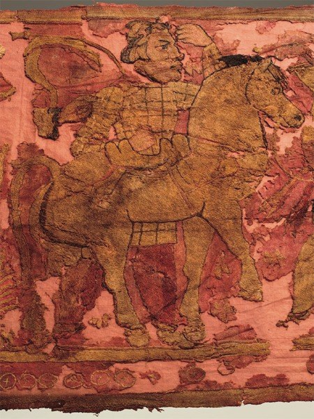 К огню алтаря идут мужчины, одетые в иранские костюмы и вооруженные кинжалами и длинными мечами 