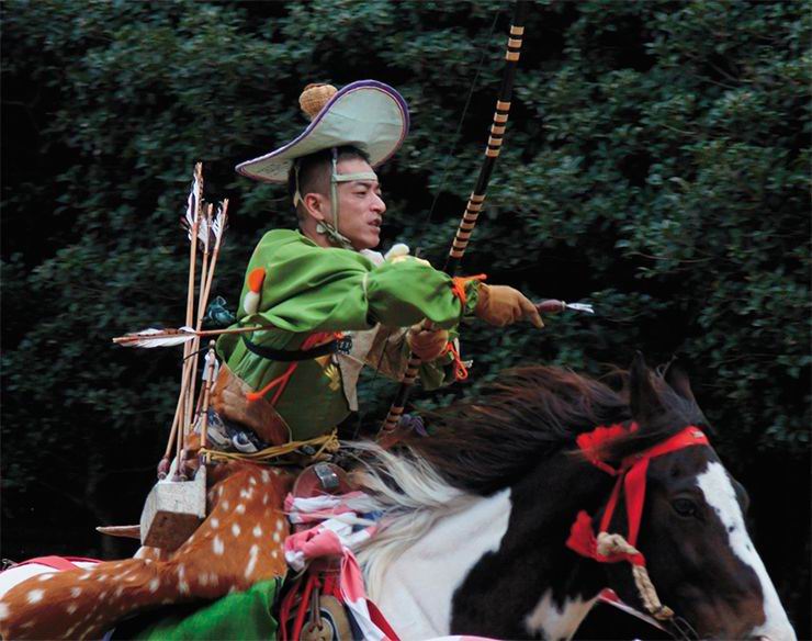 You have to draw an arrow from the quiver at full tilt and not to lose it as you place it on the bow. Yabusame festival in Shinjuku, Tokyo