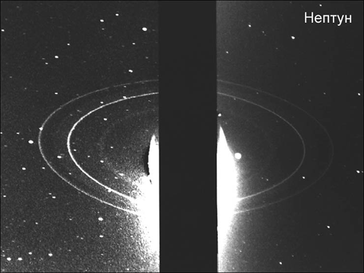 Кольца Нептуна, снятые зондом «Вояджер-2» (NASA), пролетавшем вблизи Нептуна в 1989 г. Вытянутые изображения звезд указывают, что экспозиция была длительной, поэтому диск планеты получился с передержкой и его пришлось закрыть. Только так удалось заснять кольца. Но все же они заметны в прямом свете, а не в контровом, т. е. их частицы неплохо отражают свет Кольца Нептуна, снятые зондом «Вояджер-2» (NASA), пролетавшем вблизи Нептуна в 1989 г. Вытянутые изображения звезд указывают, что экспозиция была длительной, поэтому диск планеты получился с передержкой и его пришлось закрыть. Только так удалось заснять кольца. Но все же они заметны в прямом свете, а не в контровом, т. е. их частицы неплохо отражают свет