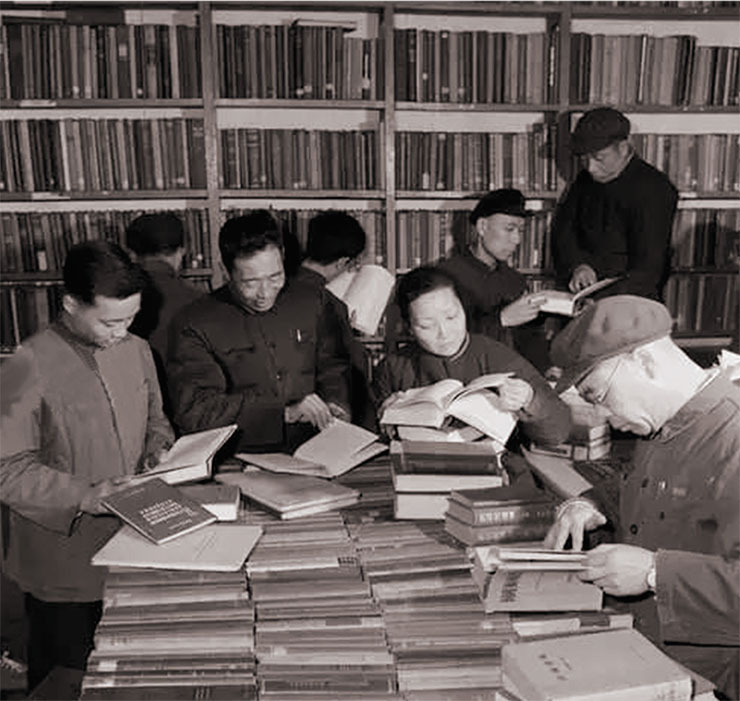 Магазин старых книг на рынке Дунъань был известен своим хорошим ассортиментом изданий на иностранных языках. 1963 г. Фото Фэн Вэньгана Магазин старых книг на рынке Дунъань был известен своим хорошим ассортиментом изданий на иностранных языках. 1963 г. Фото Фэн Вэньгана