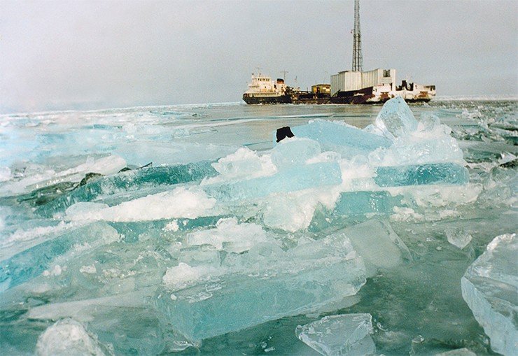 Буровой комплекс в районе подводного Академического хребта (1996 г.) Буровой комплекс в районе подводного Академического хребта (1996 г.)
