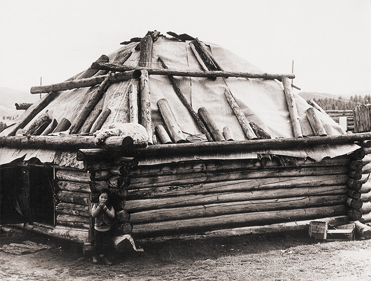 Traditional Altai dwelling – an ayil made of logs. Balyktuyul village, Ulagan district, Gorno-Altai Autonomous Oblast. 1981. A. M. Sagalaev’s photography and archive