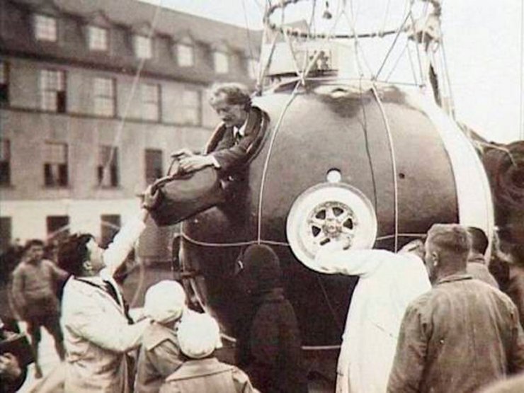 Огюст Пикар готовится к полету на стратостате FNRS-1 (1931 г.) Огюст Пикар готовится к полету на стратостате FNRS-1 (1931 г.)