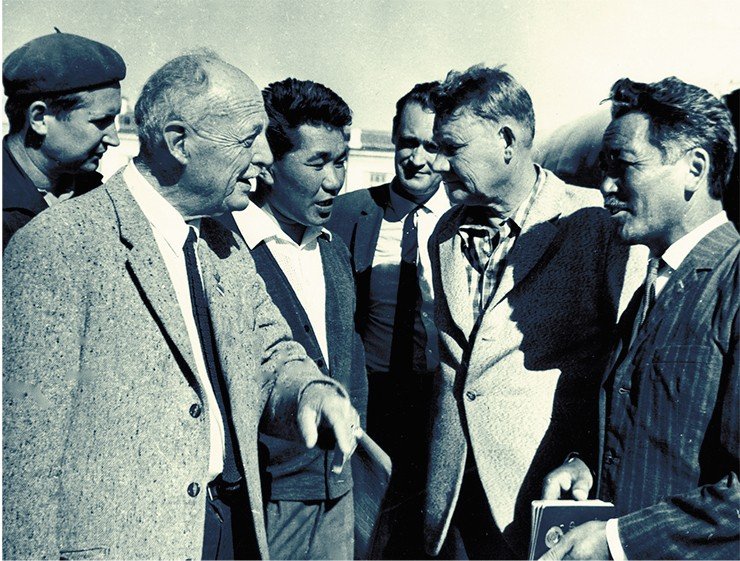 Известный ученый, американский социоантрополог О. Латтимор (второй слева) с монгольскими и русскими коллегами (А. П. Деревянко, В. Е. Ларичевым, академиком А. П. Окладниковым). Республика Монголия, 1971. Фото В. Мыльникова