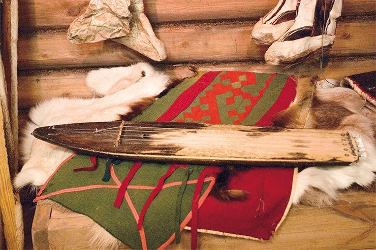 Наркас-юх – древний музыкальный инструмент коренных народов Севера. Его струны сделаны из лосиных сухожилий, натянутых на колки из костей рябчика. Музыка этого народного инструмента сопровождала праздники, шаманские представления и жертвоприношения. Октябрьский краеведческий музей (ХМАО)