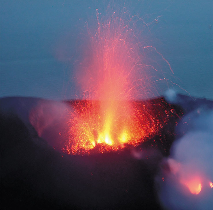 Стромболи извергается практически непрерывно. Большую часть времени из нескольких кратеров возле вершины, с частотой от 5 до 15 раз в час, вырываются фонтаны лавы, высота которых может доходить до 300 м Стромболи извергается практически непрерывно. Большую часть времени из нескольких кратеров возле вершины, с частотой от 5 до 15 раз в час, вырываются фонтаны лавы, высота которых может доходить до 300 м