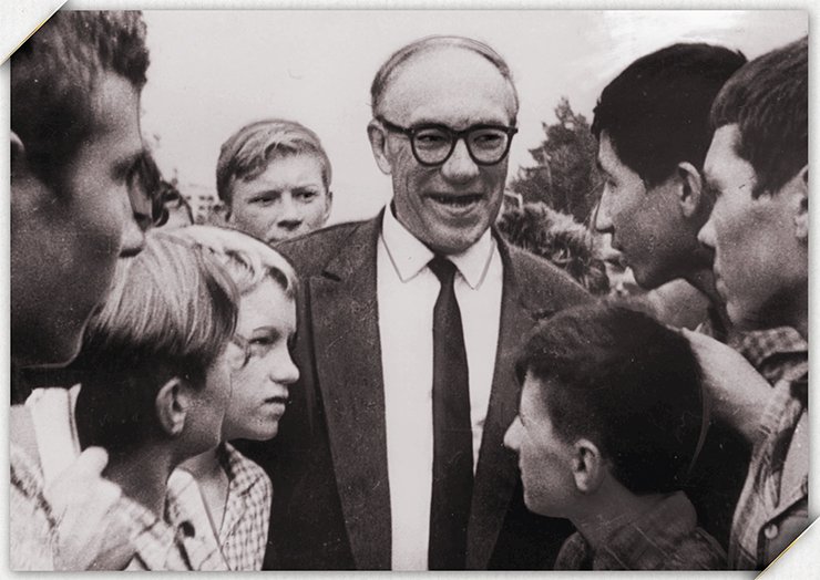 Mikhail A. Lavrentyev with schoolchildren of the School of Physics and Mathematics at Novosibirsk State University, 1960s. Photo from the NSU Museum Mikhail A. Lavrentyev with schoolchildren of the School of Physics and Mathematics at Novosibirsk State University, 1960s. Photo from the NSU Museum