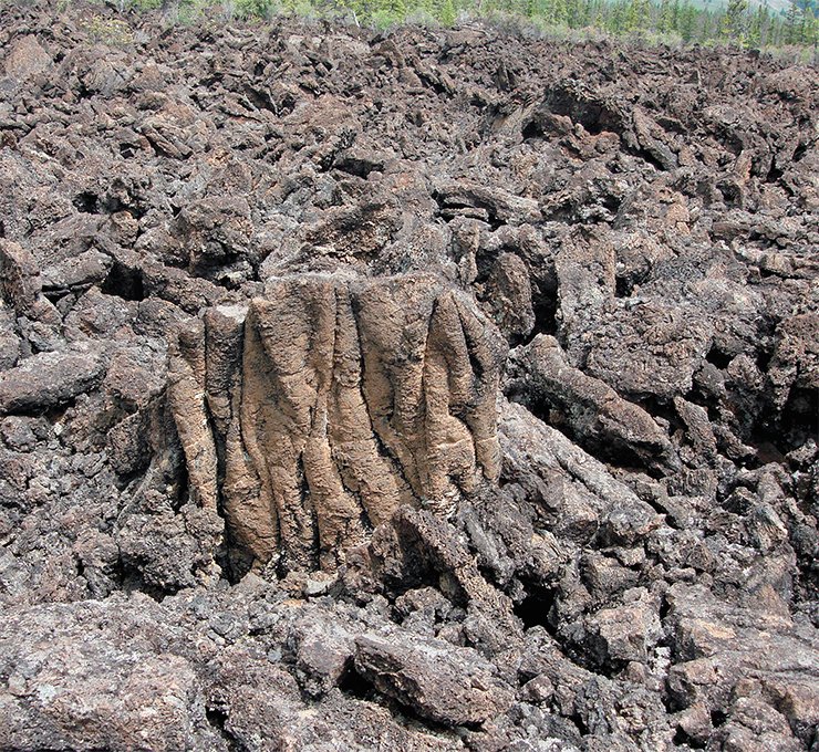 On Kropotkin, the Jom-Bolok valley made an impression of “an extremely wild and stern taiga landscape.” He described “lava incrustations, crevices and fissures; sheets of lava crust solidifying at the top, risen from downwards and torn apart; boulders…” 