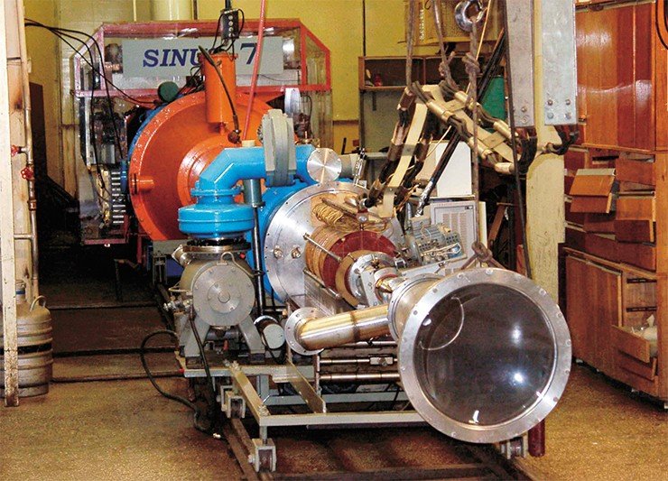 Генератор гигаваттных СВЧ-импульсов на основе сильноточного ускорителя электронов СИНУС-7. Поля излучения таких генераторов легко вызывают пробой воздуха, заставляют вспыхивать обесточенные лампы дневного света и успешно выводят из строя оставленные в лаборатории сотовые телефоны, калькуляторы, цифровые фотоаппараты Генератор гигаваттных СВЧ-импульсов на основе сильноточного ускорителя электронов СИНУС-7. Поля излучения таких генераторов легко вызывают пробой воздуха, заставляют вспыхивать обесточенные лампы дневного света и успешно выводят из строя оставленные в лаборатории сотовые телефоны, калькуляторы, цифровые фотоаппараты