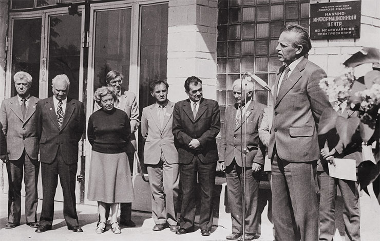 В 1971 г. по инициативе и под руководством будущего председателя СО АН СССР В. А. Коптюга (первый справа) в Новосибирском институте органической химии СО РАН (НИОХ) были организованы отдел физической органической химии и Научно-информационный центр по молекулярной спектроскопии. На фото слева направо: академик Л. В. Овсянников (Ин-т гидродинамики), академик С. С. Кутателадзе (Ин-т теплофизики), канд. экон. наук В. В. Кулешов (Ин-т экономики и организации промышленного производства), д-р хим. наук Ю. Н. Молин (Ин-т химической кинетики и горения), академик Д. К. Беляев (Ин-т цитологии и генетики), чл.-корр. Д. Г. Кнорре, заведующий лабораторией химии нуклеиновых кислот НИОХ. Из архива Ю. Н. Молина В 1971 г. по инициативе и под руководством будущего председателя СО АН СССР В. А. Коптюга (первый справа) в Новосибирском институте органической химии СО РАН (НИОХ) были организованы отдел физической органической химии и Научно-информационный центр по молекулярной спектроскопии. На фото слева направо: академик Л. В. Овсянников (Ин-т гидродинамики), академик С. С. Кутателадзе (Ин-т теплофизики), канд. экон. наук В. В. Кулешов (Ин-т экономики и организации промышленного производства), д-р хим. наук Ю. Н. Молин (Ин-т химической кинетики и горения), академик Д. К. Беляев (Ин-т цитологии и генетики), чл.-корр. Д. Г. Кнорре, заведующий лабораторией химии нуклеиновых кислот НИОХ. Из архива Ю. Н. Молина