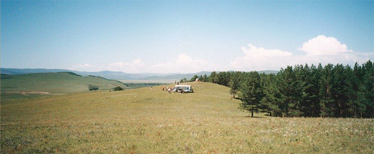 Панорама Делиун-Болдока в Хентэе (Республика Монголия), где родился и предположительно был захоронен Чингис-хан. Со средневековья и вплоть до 90-х годов ХХ в. существовал лишь один священный мемориал правителя – комплекс Эджэн-Хоро в КНР. Однако в начале перестройки в Хентэе была установлена памятная стела: в Республике Монголии появилось священное место для совершения ритуала почитания Чингис-хана. Фото Н. Крадина Панорама Делиун-Болдока в Хентэе (Республика Монголия), где родился и предположительно был захоронен Чингис-хан. Со средневековья и вплоть до 90-х годов ХХ в. существовал лишь один священный мемориал правителя – комплекс Эджэн-Хоро в КНР. Однако в начале перестройки в Хентэе была установлена памятная стела: в Республике Монголии появилось священное место для совершения ритуала почитания Чингис-хана. Фото Н. Крадина