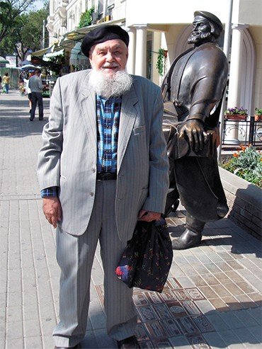 Н. Н. Покровский на отдыхе в г. Ростов-на-Дону (справа – статуя продавца сбитня, знаменитого древнерусского напитка). 2008 г. 