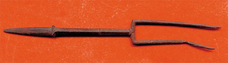 Средневековый путешественник Г. де Рубрук описал увиденные им в середине XIII в. у монголов вилочки для мяса «...наподобие тех, какими мы обычно едим сваренные в вине яблоки и груши». Вероятно, эти столовые приборы были в то время широко распространены в Южной Сибири и Центральной Азии Средневековый путешественник Г. де Рубрук описал увиденные им в середине XIII в. у монголов вилочки для мяса «...наподобие тех, какими мы обычно едим сваренные в вине яблоки и груши». Вероятно, эти столовые приборы были в то время широко распространены в Южной Сибири и Центральной Азии