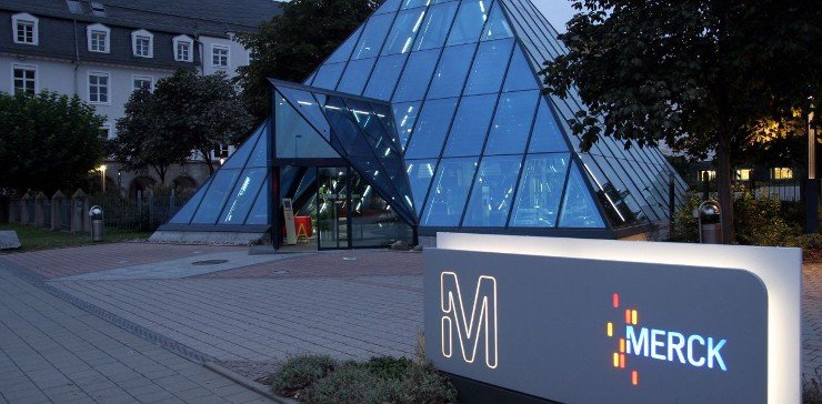 Вход для посетителей в офис Merck KGaA в Дармштадте (Германия) офис Merck KGaA