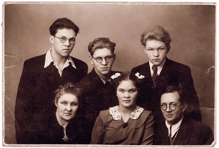 Родители Л. Н. и Ю. Н. Добрецовы с дочерью Ольгой и сыновьями (слева направо) Николаем, Георгием, Сергеем. 1952 г. Родители Л. Н. и Ю. Н. Добрецовы с дочерью Ольгой и сыновьями (слева направо) Николаем, Георгием, Сергеем. 1952 г.