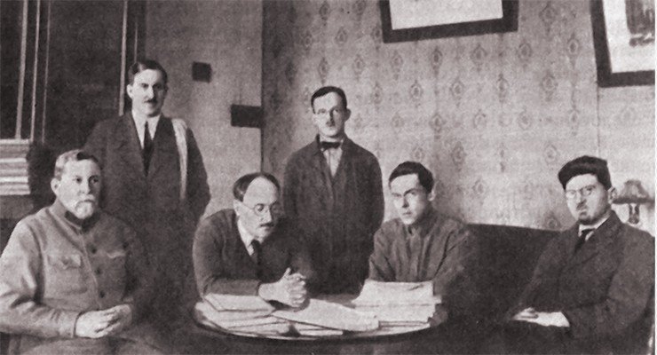 В. Н. Ипатьев (крайний слева) с учениками: В. В. Ипатьевым, Н. А. Орловым, Б. Н. Долговым, А. Д. Петровым, В. И. Николаевым. Ленинград 1928 г. В. Н. Ипатьев (крайний слева) с учениками: В. В. Ипатьевым, Н. А. Орловым, Б. Н. Долговым, А. Д. Петровым, В. И. Николаевым. Ленинград 1928 г.