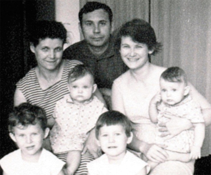 Елена (впереди слева) с родителями, бабушкой и младшими сестрами. Бабушка Юния Александровна Каминская, папа – Иван Павлович Лебединский, мама – Эльвира Николаевна Лебединская. Справа от Лены – сестра Вероника. На руках у бабушки и мамы – близнецы Женя и Валерия. Кемерово, 1969