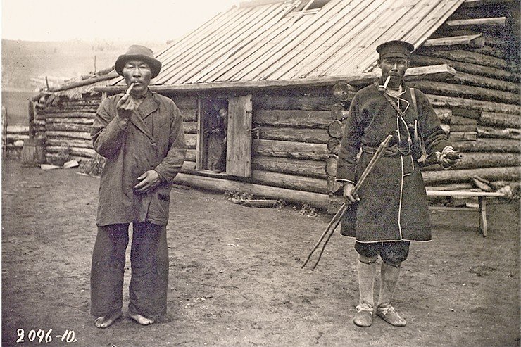 Тунгусы в повседневном (слева) и охотничьем (справа) костюмах. Забайкальская обл., Читинский уезд. 1912 г. Фото Н. П. Кычакова.  МАЭ РАН (Санкт-Петербург)