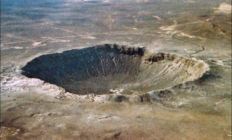 Метеоритный кратер Barringer (Аризона, США) диаметром около 1 км и возрастом около 50 тыс. лет Метеоритный кратер Barringer (Аризона, США) диаметром около 1 км и возрастом около 50 тыс. лет