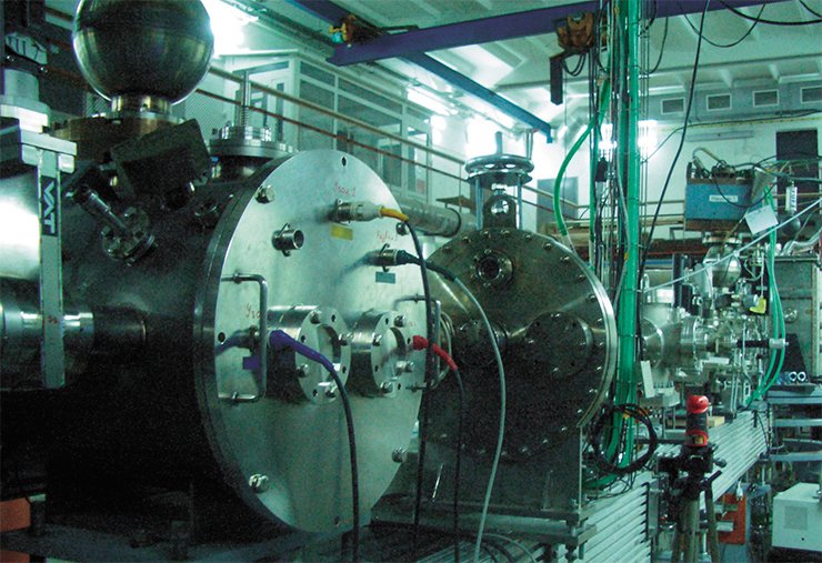 Creating cosmic conditions in the small working chamber of the COSMOS station requires great accuracy and careful observance of the vacuum “hygiene.” The most important part of this device is a large monochromator that emits photons with the required energy from the synchrotron beam