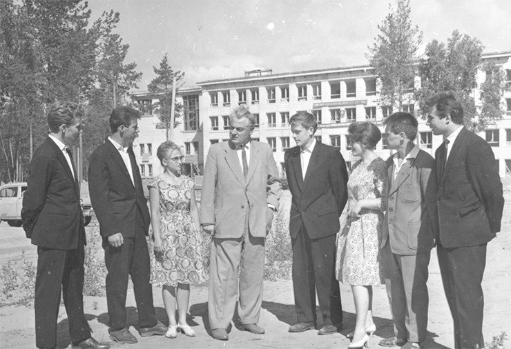 И. Н. Векуа со студентами-отличниками у нового корпуса НГУ. Музей НГУ
