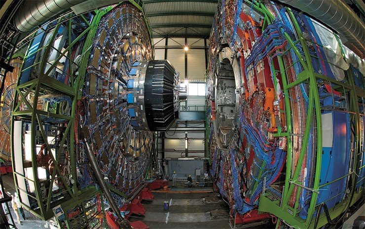 Детектор CMS (Compact Muon Solenoid – компактный мюонный соленоид) состоит из очень большого магнита, изготовленного из охлаждаемого жидким гелием сверхпроводящего материала, и детектирующих элементов различного типа. Предназначен для регистрации тяжелых частиц, рождающихся при столкновении протонных пучков 