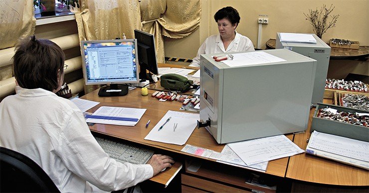 В лаборатории дозиметрического контроля АЭХК, где установлены дозиметрические комплексы АКИДК-201 и АКИДК-301, проводят доз контроль двух тысяч работников самого комбината и персонала других предприятий Иркутской области. Единственная ручная операция – снятие крышечки с детектора и его установка в приемное устройство считывателя, поэтому для обеспечения работы достаточно двух операторов В лаборатории дозиметрического контроля АЭХК, где установлены дозиметрические комплексы АКИДК-201 и АКИДК-301, проводят доз контроль двух тысяч работников самого комбината и персонала других предприятий Иркутской области. Единственная ручная операция – снятие крышечки с детектора и его установка в приемное устройство считывателя, поэтому для обеспечения работы достаточно двух операторов