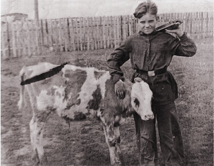 Vasily Parkhomchuk in his home village of Rodino (Altai Krai) in 1960. The most likely profession that awaited him in the future was a driver, like his father. Photo from the author's archive Vasily Parkhomchuk in his home village of Rodino (Altai Krai) in 1960. The most likely profession that awaited him in the future was a driver, like his father. Photo from the author's archive