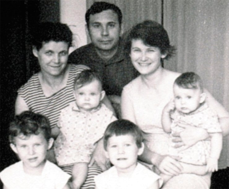 Elena (on the left in the front row) with her parents, grandmother and younger sisters. The grandmother Yunia Kaminskaya, the father Ivan Lebedinsky and the mother Elvira Lebedinskaya. To the right of Elena is her sister Veronika. The grandmother and mother are holding the twin sisters Eugenia and Valeria. Kemerovo, 1969 Elena (on the left in the front row) with her parents, grandmother and younger sisters. The grandmother Yunia Kaminskaya, the father Ivan Lebedinsky and the mother Elvira Lebedinskaya. To the right of Elena is her sister Veronika. The grandmother and mother are holding the twin sisters Eugenia and Valeria. Kemerovo, 1969