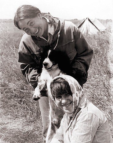 С Наташей Пузыниной – первой ученицей. Бараба. Могильник Сопка. 1981 г.