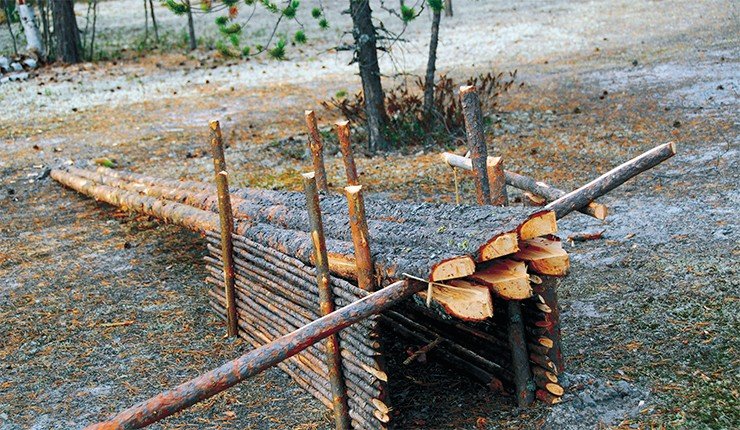 Осенний слопец на лисицу – ловушка давящего действия. Насторожка находится внутри. Ловушка, в отличие от покупных, изготавливается на месте промысла. Ханты. Стойбище семьи Прасиных у с. Корлики, сентябрь 2008 г. Фото К. Сагалаева Осенний слопец на лисицу – ловушка давящего действия. Насторожка находится внутри. Ловушка, в отличие от покупных, изготавливается на месте промысла. Ханты. Стойбище семьи Прасиных у с. Корлики, сентябрь 2008 г. Фото К. Сагалаева