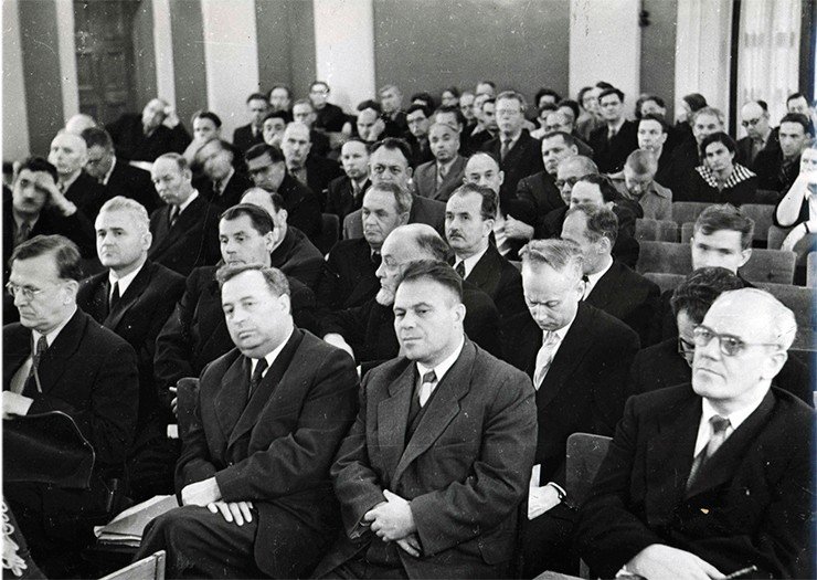 Слева направо в 1-м ряду: А. В. Николаев, А. А. Трофимук, Г. А. Пруденский. Фото Р. И. Ахмерова. Фотоархив СО РАН
