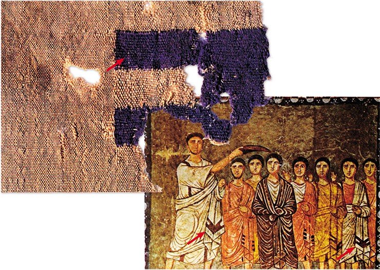 Остатки шерстяной ткани (слева), найденные при раскопках в Пальмире. Красной стрелкой показан уцелевший фрагмент орнамента. По: (Schmidе-Colinet, Stauffer, 2000). Миропомазание Давида. Стенная роспись синаноги в г. Дура-Европос. По: (Шлюмберже, 1985). Красными стрелками показан зубчатый орнамент на одеждах, совпадающий по рисунку с уцелевшим фрагментом орнамента на шерстяной ткани, найденной при раскопках в Пальмире (справа) Остатки шерстяной ткани (слева), найденные при раскопках в Пальмире. Красной стрелкой показан уцелевший фрагмент орнамента. По: (Schmidе-Colinet, Stauffer, 2000). Миропомазание Давида. Стенная роспись синаноги в г. Дура-Европос. По: (Шлюмберже, 1985). Красными стрелками показан зубчатый орнамент на одеждах, совпадающий по рисунку с уцелевшим фрагментом орнамента на шерстяной ткани, найденной при раскопках в Пальмире (справа)