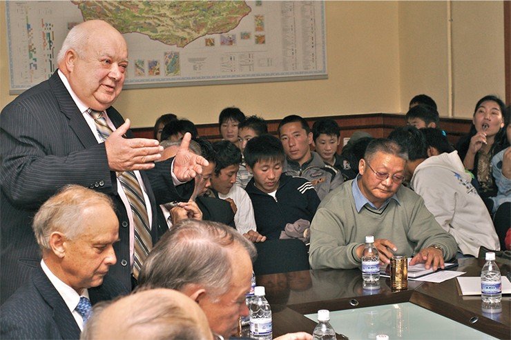 После того как академик М. Кузьмин выступил с двумя докладами, он подробно ответил на вопросы сотрудников института и студентов геофака После того как академик М. Кузьмин выступил с двумя докладами, он подробно ответил на вопросы сотрудников института и студентов геофака