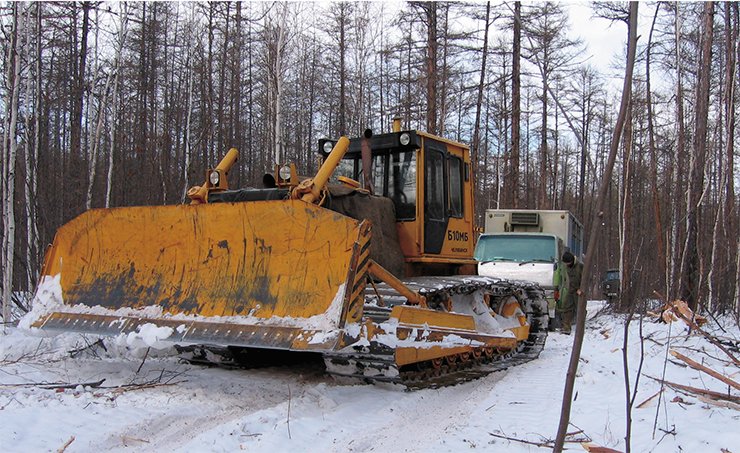 The Khompu–Maya kimberlite field, hosting the Manchary tube, is in Central Yakutia. In winter, it is accessible only for heavy vehicles. The tube is funnel-shaped. Its diameter at the top is about 200 m. It is overlain by Jurassic deposits about 100 m in thickness