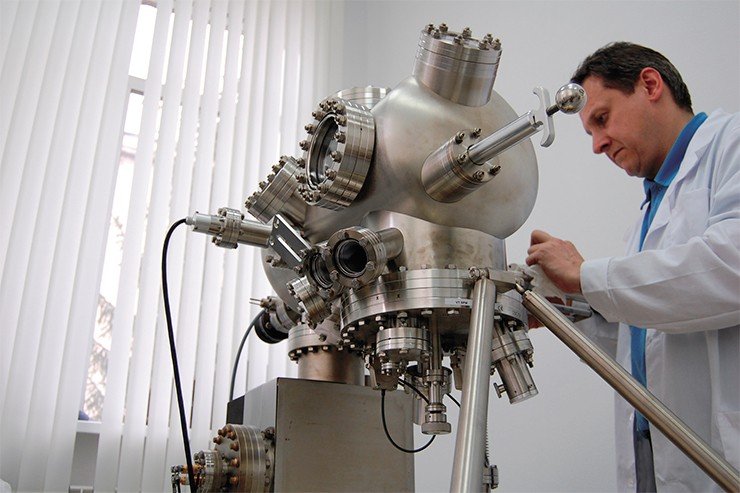 Туннельный микроскоп высокого разрешения SMT VT (Omicron) позволяет различать отдельные атомы на поверхности твердого тела Туннельный микроскоп высокого разрешения SMT VT (Omicron) позволяет различать отдельные атомы на поверхности твердого тела