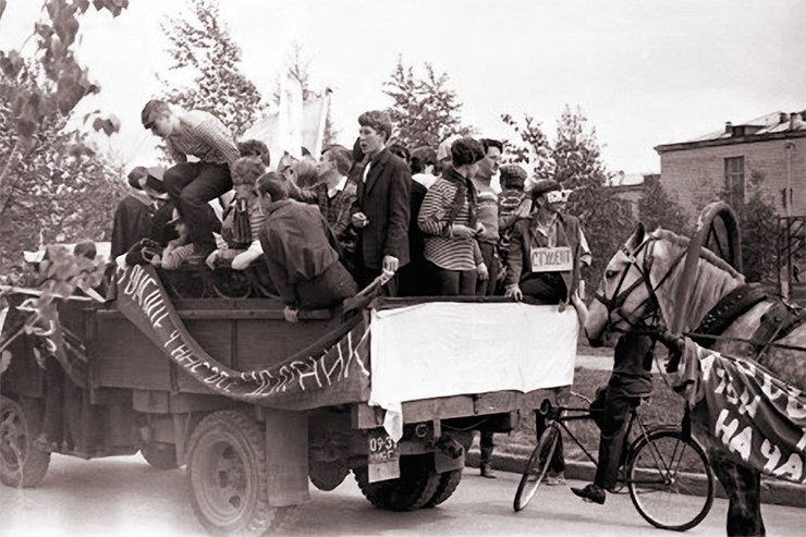 Participants of the carnival procession in the back of a truck in the Tereshkovoy Street near School 25 (now Gymnasium 3). Near the tailgate, at the center: Gennady Fridman. Photo by Yu. Shcheglov. SB RAS Photo Archive Participants of the carnival procession in the back of a truck in the Tereshkovoy Street near School 25 (now Gymnasium 3). Near the tailgate, at the center: Gennady Fridman. Photo by Yu. Shcheglov. SB RAS Photo Archive