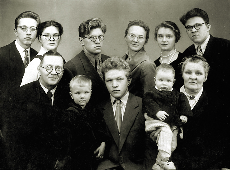 Семейство Добрецовых в 1958 г. В нижнем ряду: родители Николая Леонтьевича – Леонтий Николаевич и Юлия Николаевна с внуками Юлей и Максимом и младшим сыном Сергеем. В верхнем ряду: сестра Оля с мужем Юрой, брат Егор с женой Таней и Николай Леонтьевич с женой Инной Семейство Добрецовых в 1958 г. В нижнем ряду: родители Николая Леонтьевича – Леонтий Николаевич и Юлия Николаевна с внуками Юлей и Максимом и младшим сыном Сергеем. В верхнем ряду: сестра Оля с мужем Юрой, брат Егор с женой Таней и Николай Леонтьевич с женой Инной