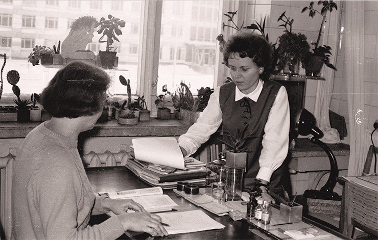 Л. Н. Трут в новом здании Института цитологии и генетики АН СССР, строительство которого началось лишь в 1962 г. Фото из архива ИЦиГ СО РАН
