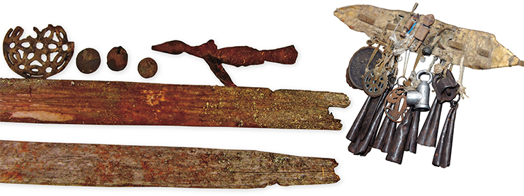 Discovered at the “shaitan’s” burial are elements of a shaman’s attire: a figurine of a diver, a solar disc with an openwork chain, and three coin tokens. On the right is a shaman’s belt with pendants, the solar disc among them. The Museum of Archaeology and Ethnography, Institute of Archaeology and Ethnography, SB RAS (Novosibirsk) 