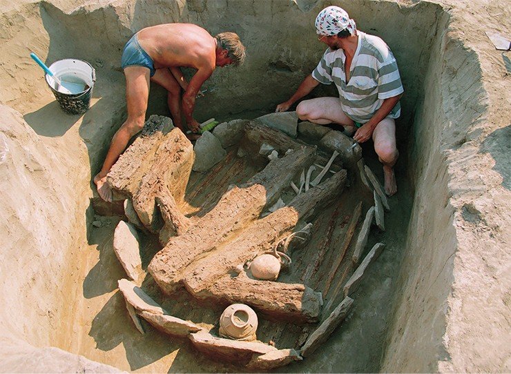 С. В. Хаврин и Н. Н. Николаев зачищают погребение. Фото В. Никифорова