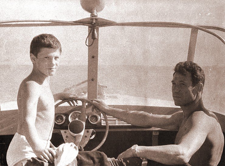 И. Макальский с сыном на катере, построенном из авиационной водостойкой фанеры. В 1963 г. в новосибирском Академгородке появилась водная база, и Обское море начало притягивать романтические души. Несколько сотрудников ИЯФ заразились катеростроением. Эта волна затем прошла по всем институтам городка, а у А. М. Будкера появилась идея сделать катамаран из двух заводских лодок «Прогресс» И. Макальский с сыном на катере, построенном из авиационной водостойкой фанеры. В 1963 г. в новосибирском Академгородке появилась водная база, и Обское море начало притягивать романтические души. Несколько сотрудников ИЯФ заразились катеростроением. Эта волна затем прошла по всем институтам городка, а у А. М. Будкера появилась идея сделать катамаран из двух заводских лодок «Прогресс»