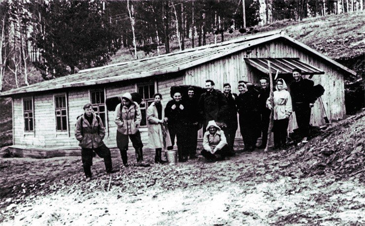 ПЕРВЫЙ лабораторный корпус Института гидродинамики СО АН СССР. 1958 г. Фотоархив СО РАН, из архива Г. И. Марчука