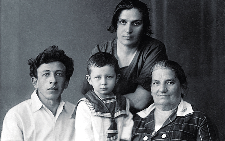 Алик с отцом, матерью и бабушкой Е. А. Сарианаки