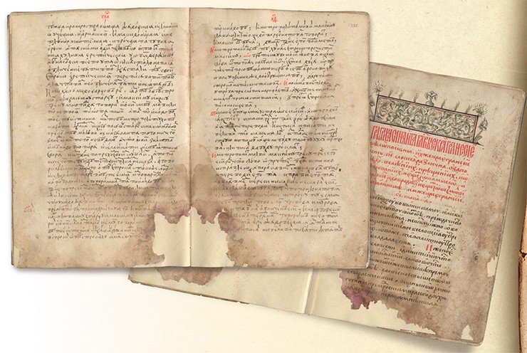 Сборник 1590-х гг., найденный во второй археографической экспедиции СО РАН, находился в плачевном состоянии. Несколько спасенных чудом книг – это все, что осталось от богатейшей коллекции староверов, уничтоженной в период коллективизации. Открыт на уникальном историческом документе – «Судном списке» Максима Грека. Под ним страница «Жития Александра Невского» с заставкой и вязью. Хранилище отдела редких книг и рукописей ГПНТБ СО РАН