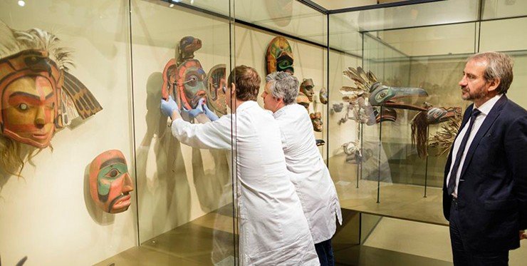 Профессор Г. Парцингер среди уникальных экспонатов Этнологического музея (Берлин). © SPK/photothek.net/Thomas Trutschel
