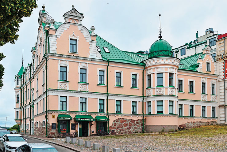 Former merchant’s house on the Staroi Ratushi Square in Vyborg, the family home of Anna Ch. Bering, née Pülse. © CC BY-SA 4.0/ Ludvig14